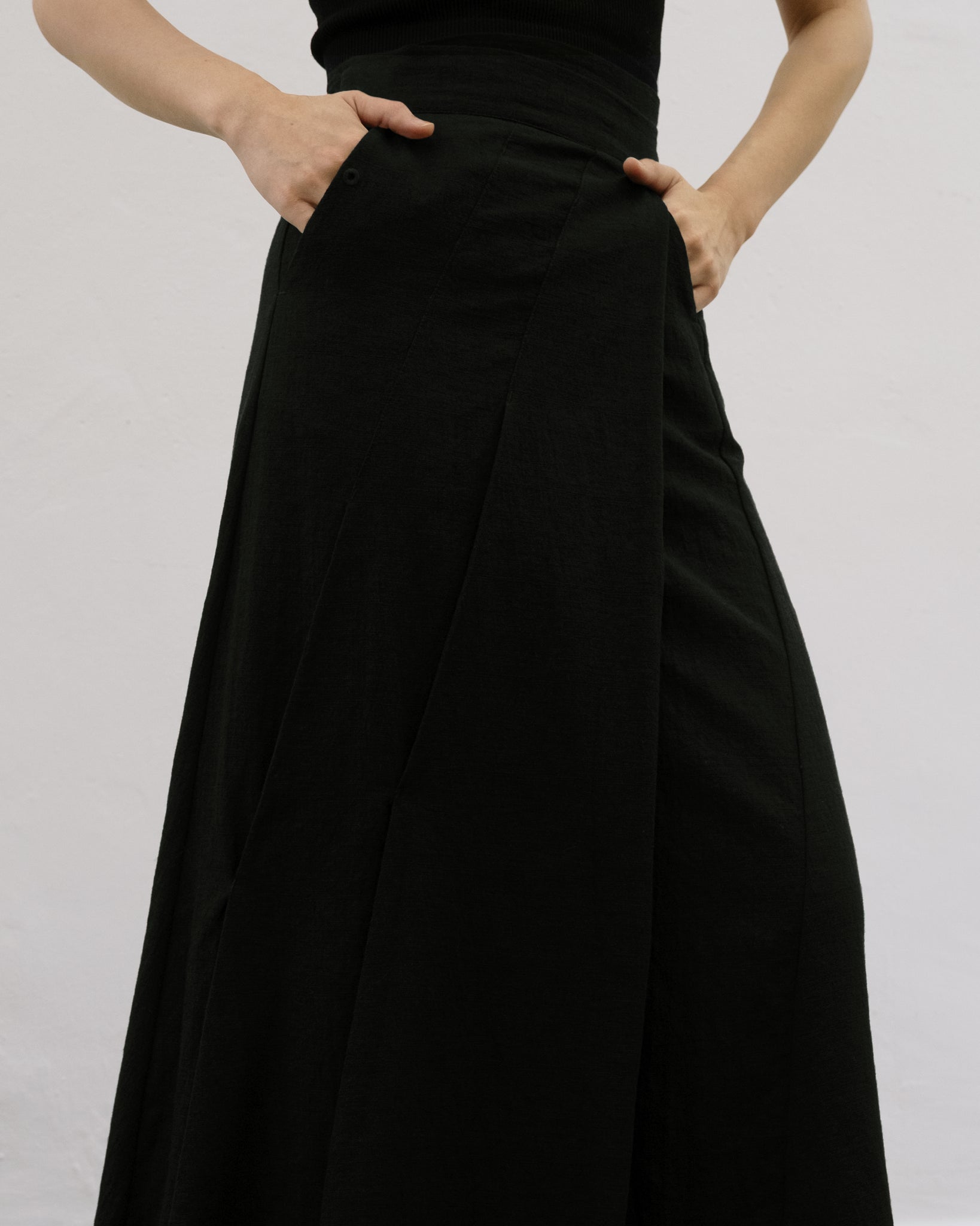Women: Tàiyáng Pleated Skirt (Black)