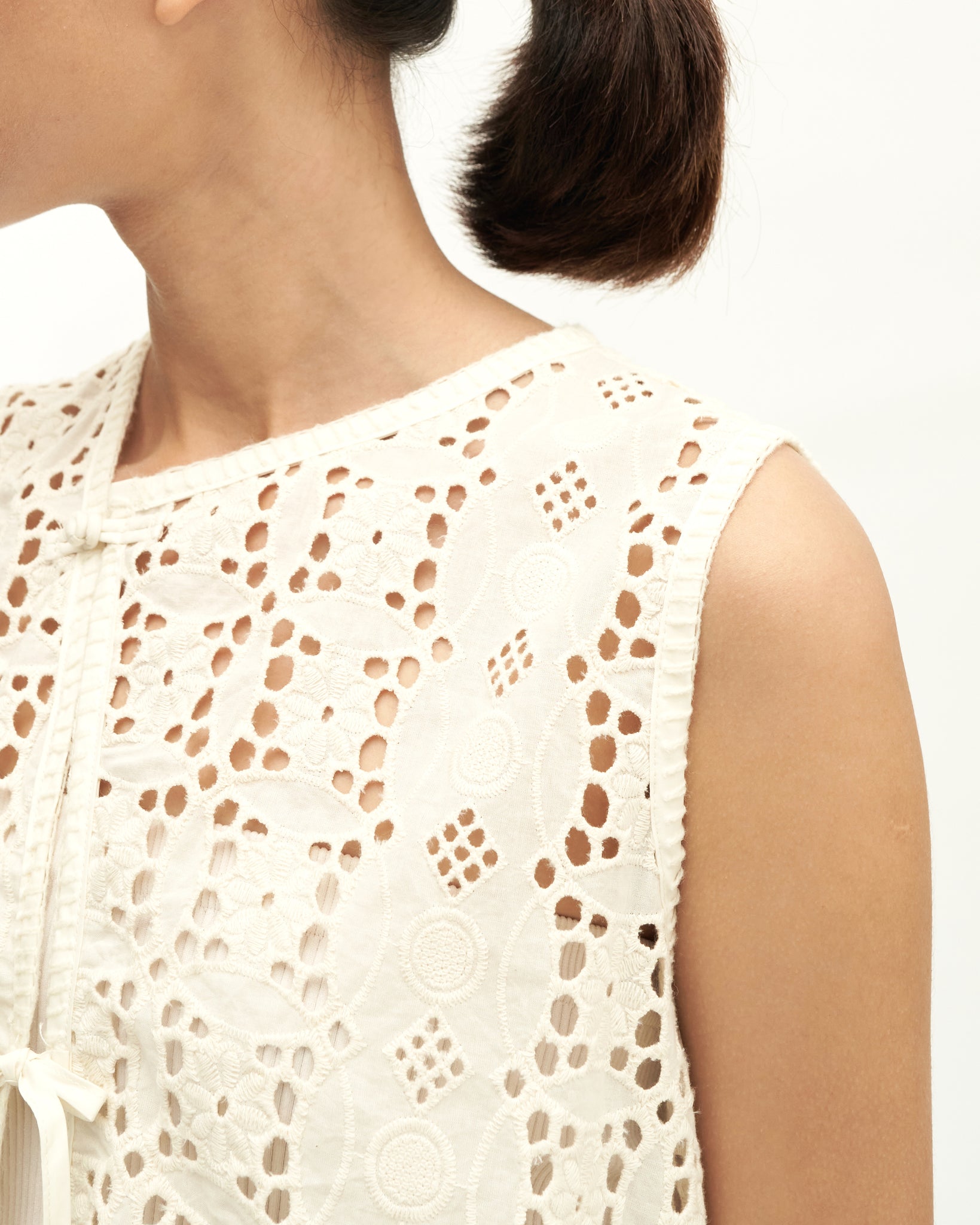 Unisex: Serikat Vest (Sand Eyelet)