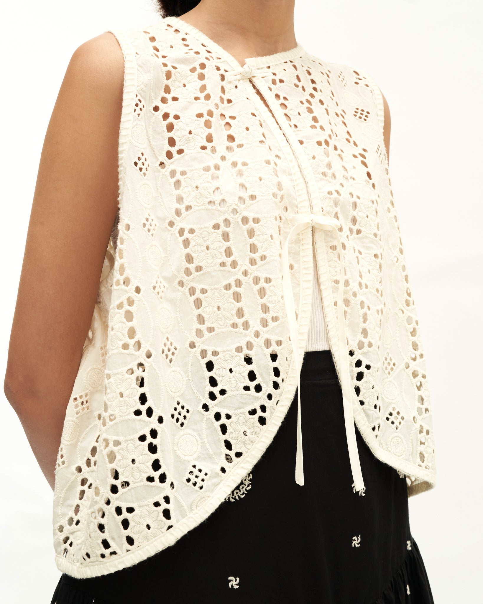 Unisex: Serikat Vest (Sand Eyelet)