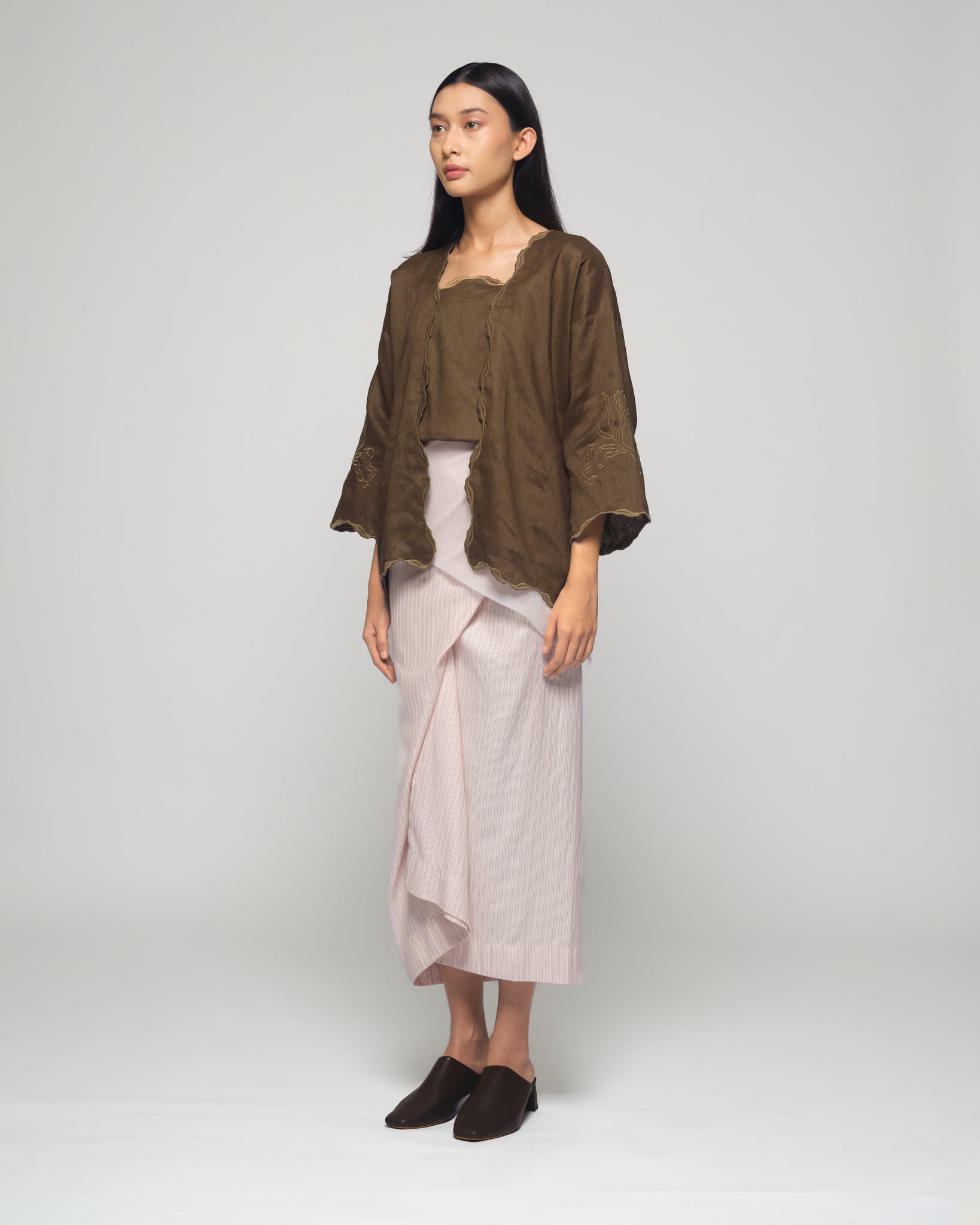 Women: Mekar Linen Loose Kebaya (Sienna Brown)