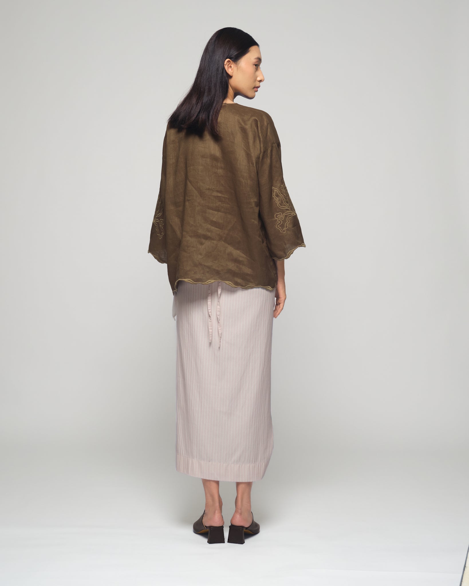 Women: Mekar Linen Loose Kebaya (Sienna Brown)