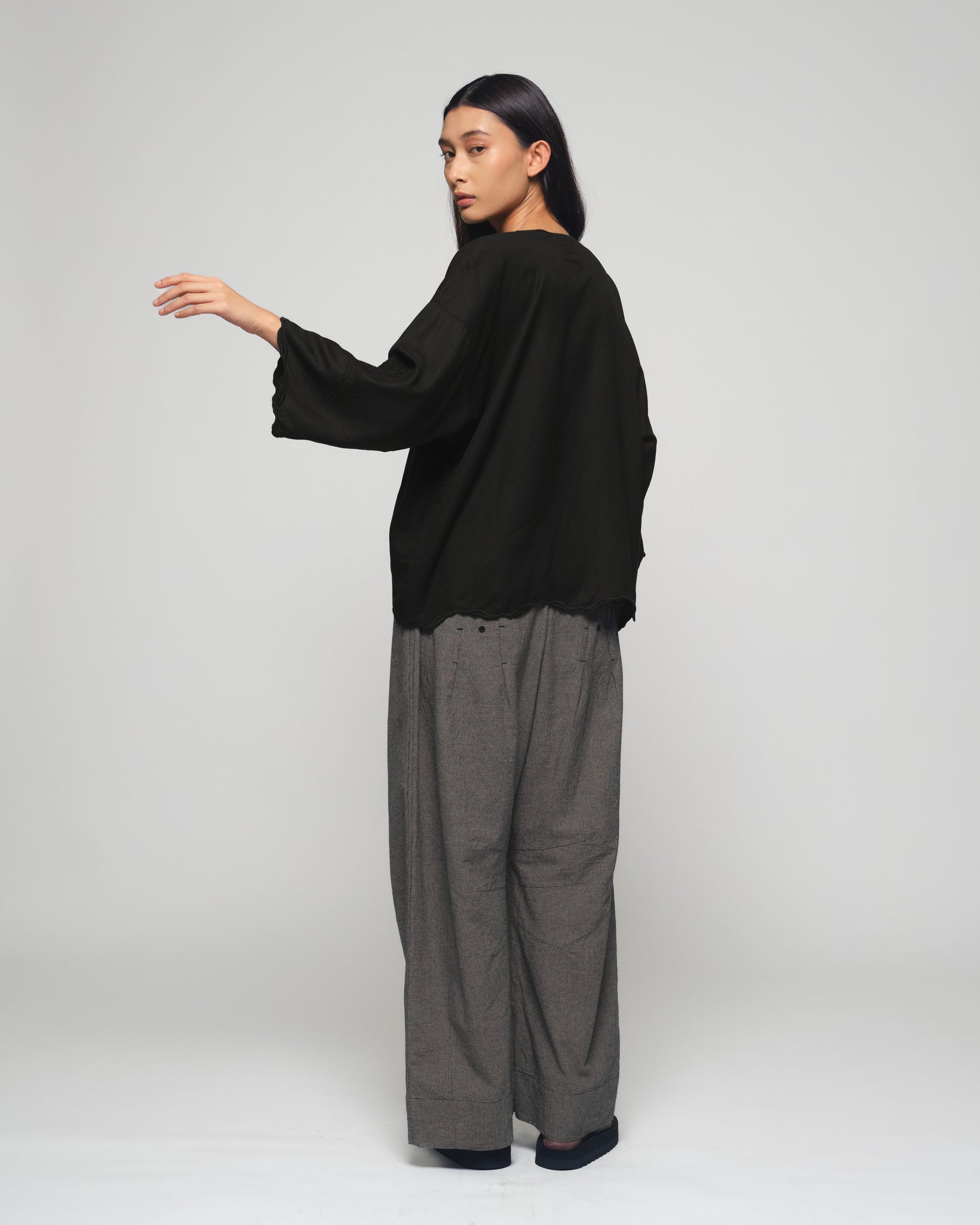 Women: Mekar Linen Loose Kebaya (Black)