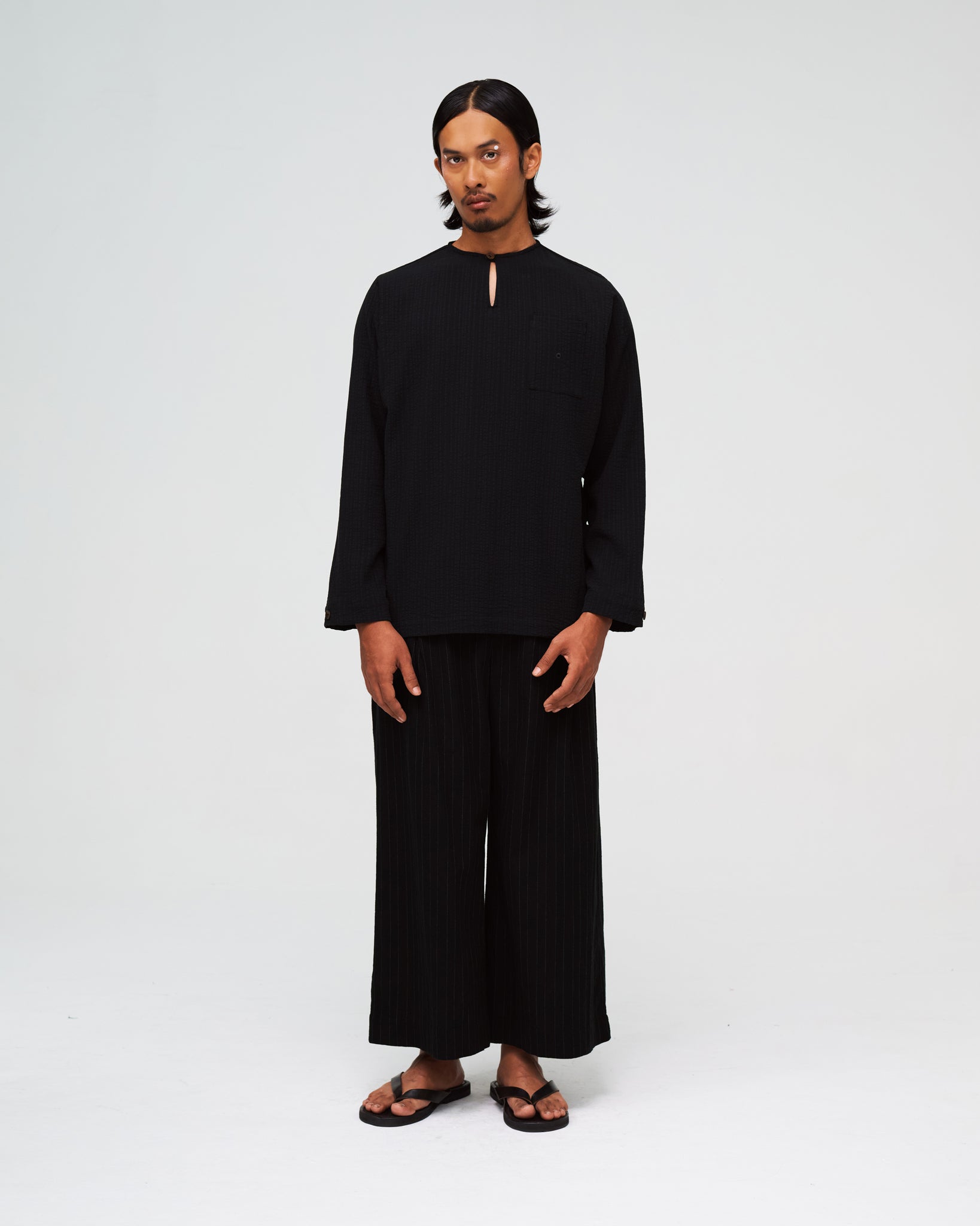 Men: Roti Canai Keyhole Top (Hitam) – ANAABU.CO