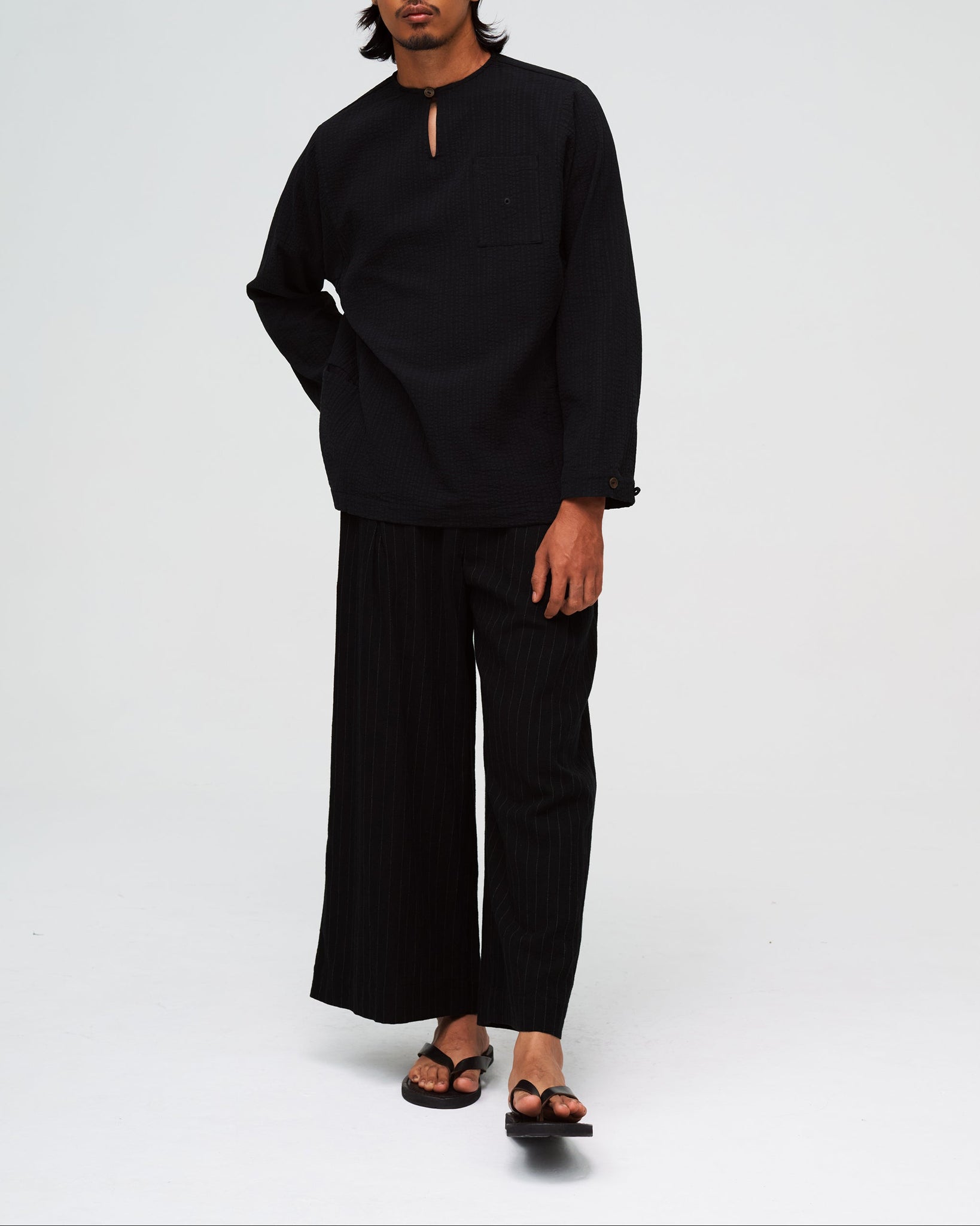 Men: Roti Canai Keyhole Top (Hitam) – ANAABU.CO