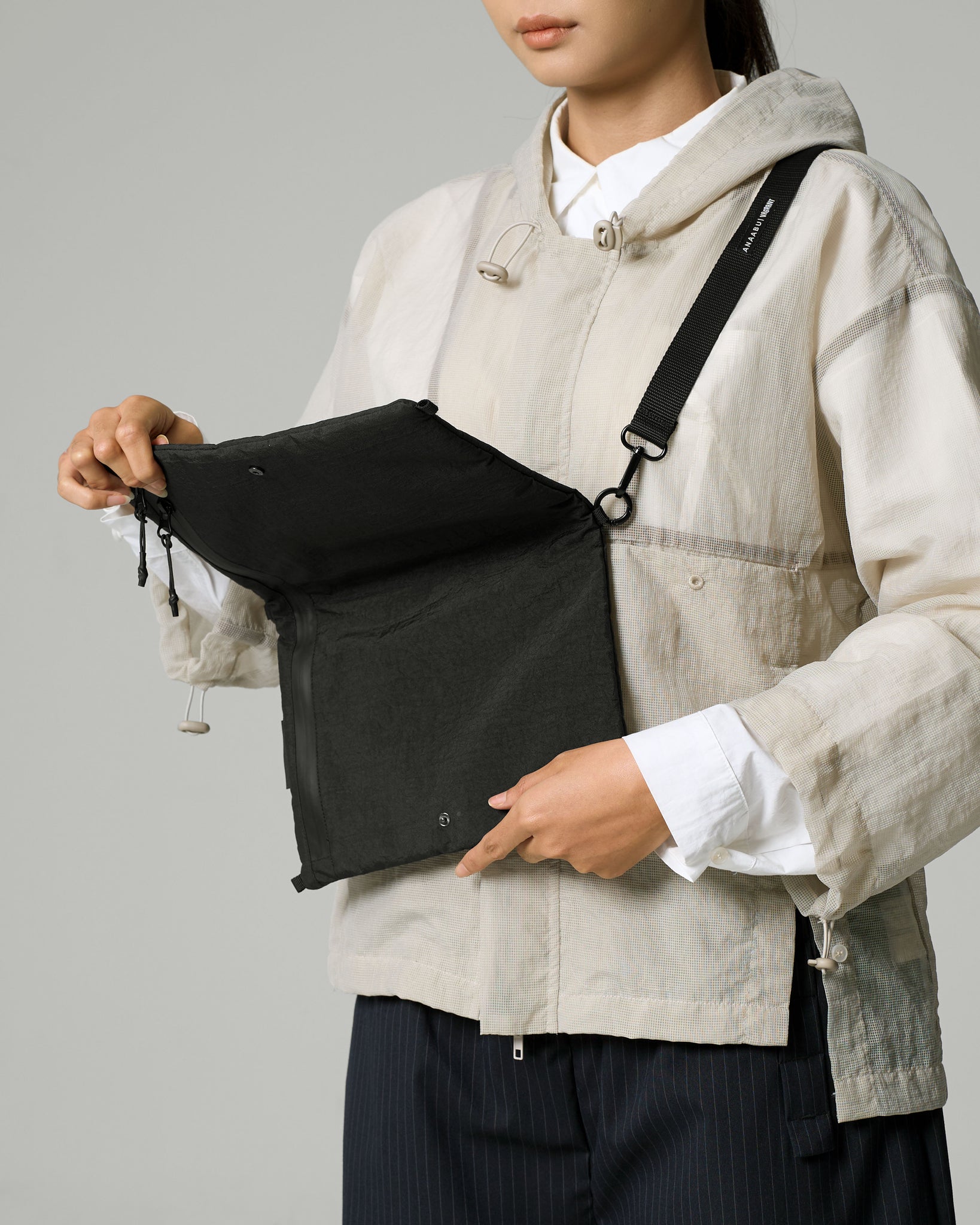 Unisex: The Transit Sling Bag (Black)