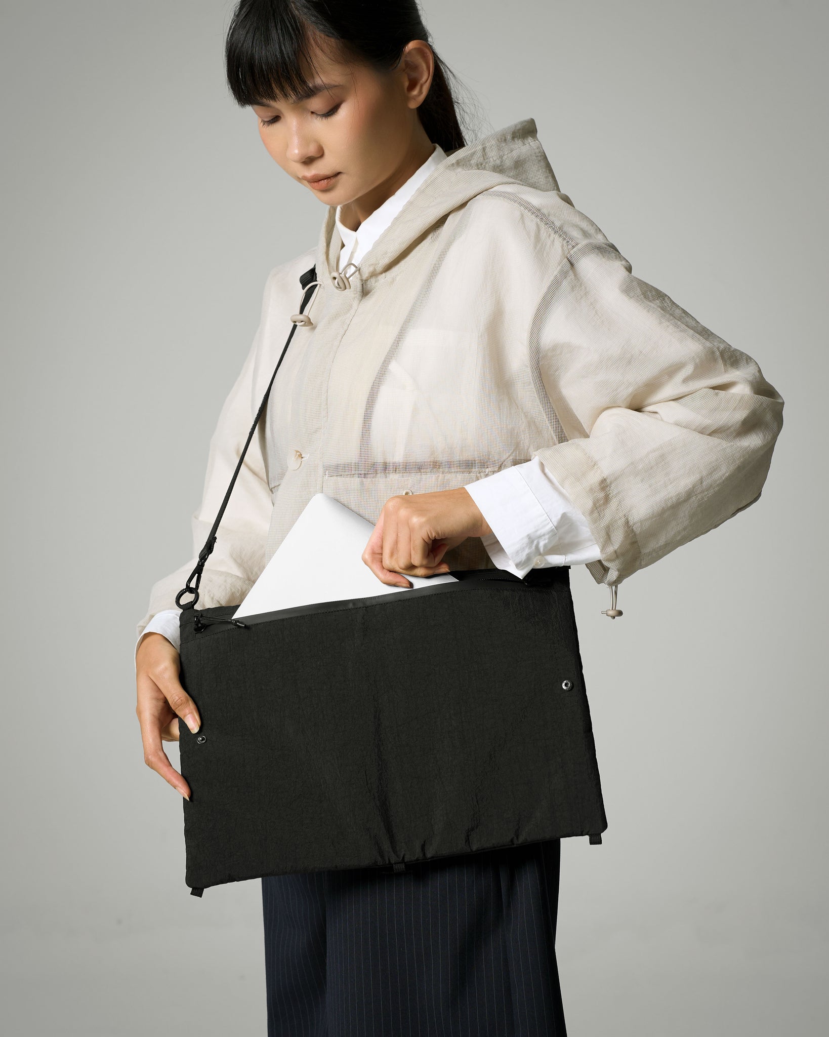 Unisex: The Transit Sling Bag (Black)