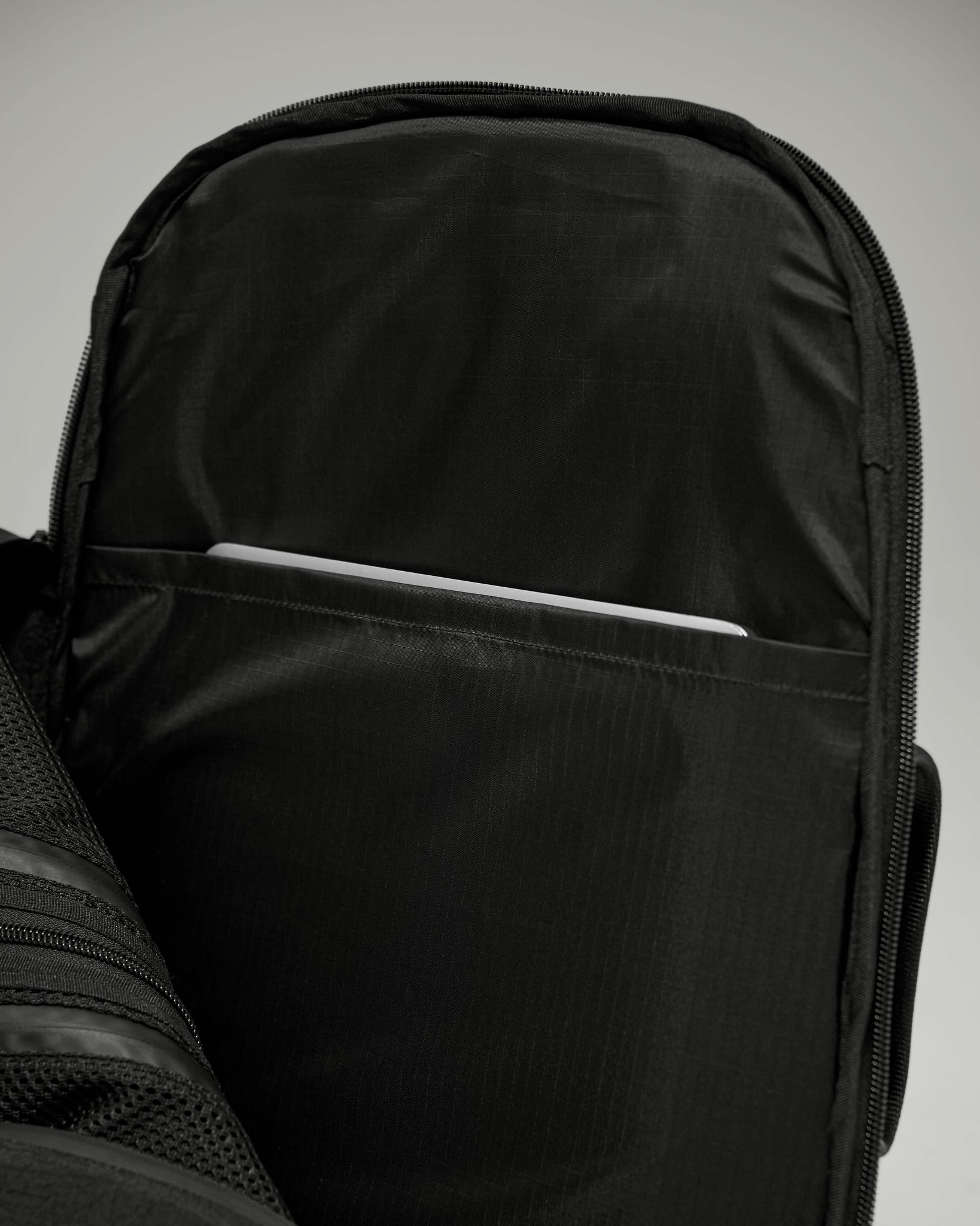 Unisex: The Fullday Backpack (Black)