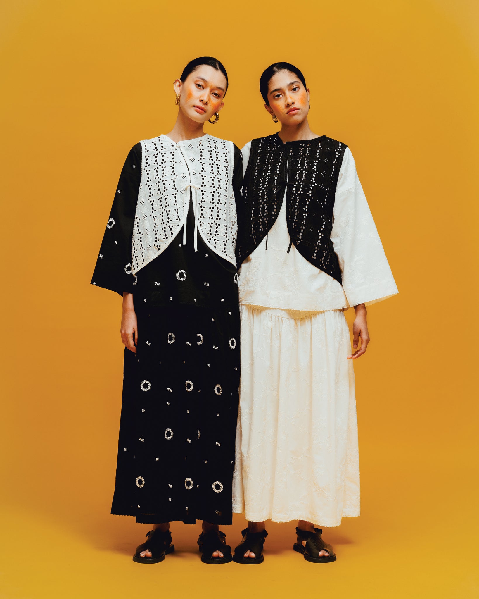 Unisex: Serikat Vest (Black Eyelet)